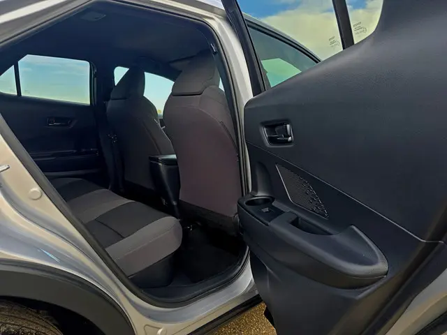 Toyota C-HR 1.8 Hybrid 140 Dynamic 2025 Hybride Benzine 32