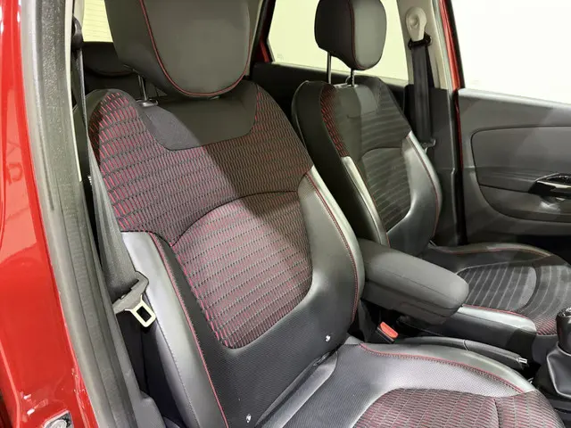 Renault Captur 0.9 TCe Helly Hansen NAP 2015 Benzine 31