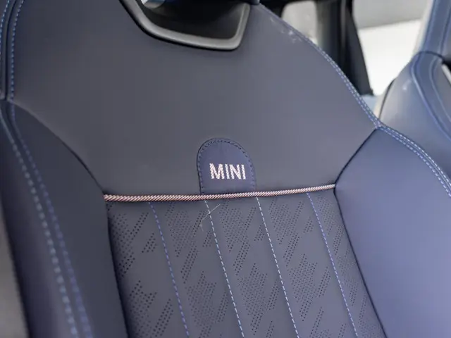 MINI 5-Deurs Cooper C Favoured 2025 Benzine 12