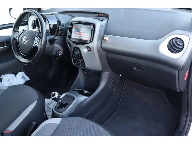 Toyota Aygo 1.0 VVT-i x-play 2020 Benzine 8