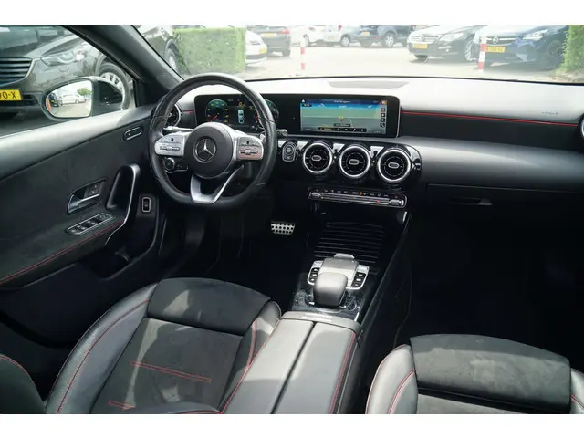 Mercedes-Benz A-Klasse 180 AMG Line 2020 Benzine 3