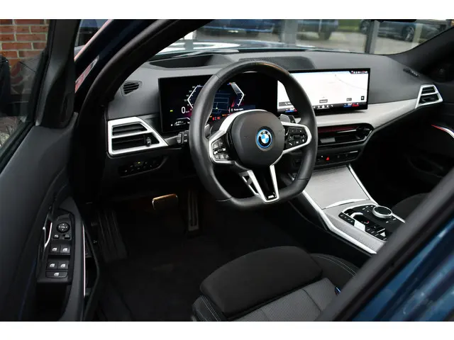 BMW 3 Serie Touring 330e M-Sport 2025 Hybride Benzine 57
