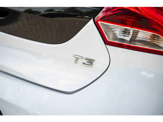 Volvo V40 1.6 T3 R-Design 2015 Benzine 30