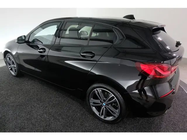 BMW 1 Serie 118i Executive Edition 2020 Benzine 22