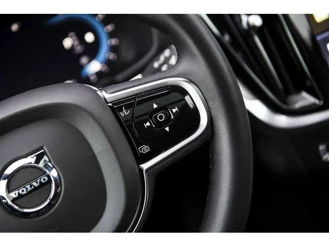 Volvo V60 2.0 B4 Plus Dark 2023 Benzine 32