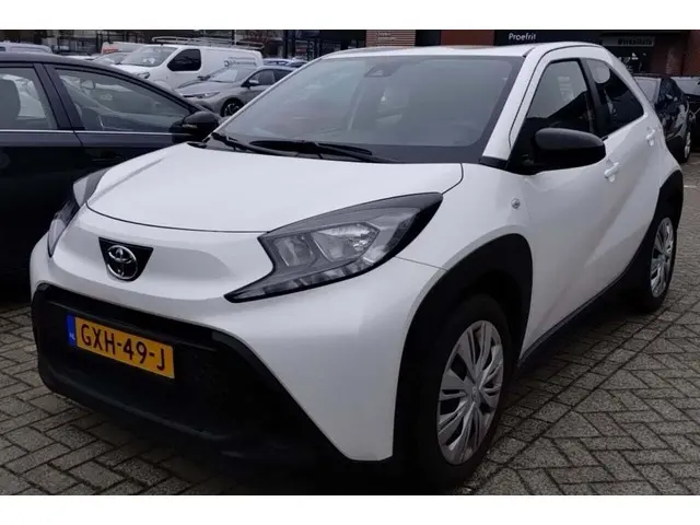 Toyota Aygo X 1.0 VVT-i Play, Lage Km 2024 Benzine 2