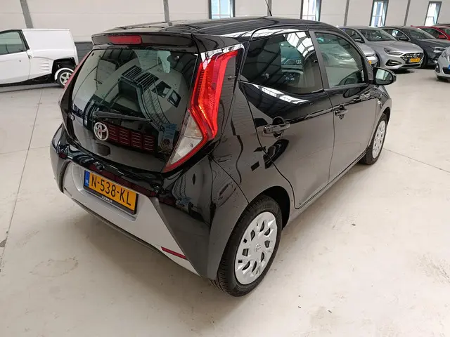 Toyota Aygo 1.0 VVT-i x-play 2021 Benzine 10