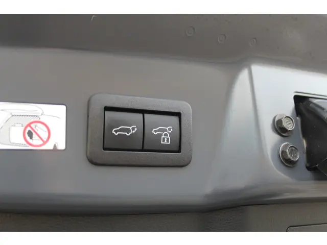 Toyota Prius 2.0 Plug-in Executive 2024 Hybride Benzine 11