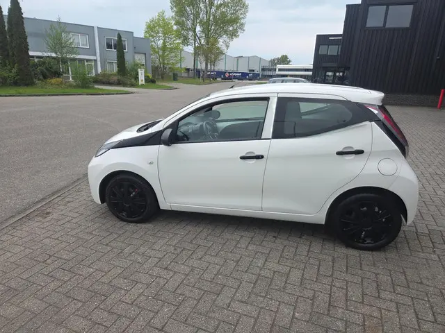Toyota Aygo 1.0 VVT-i x-fun 5 deurs airco 2018 Benzine