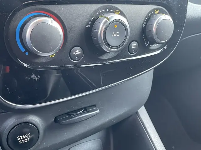 Renault Clio Estate 0.9 TCe Limited 2017 Benzine 12