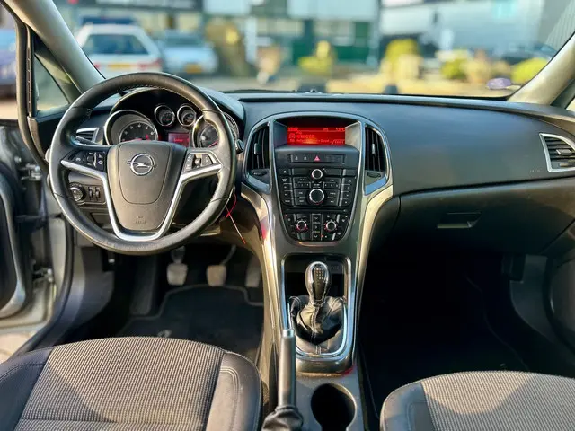 Opel Astra 1.4 Turbo Cosmo * TREKHAAK * 2013 Benzine 2