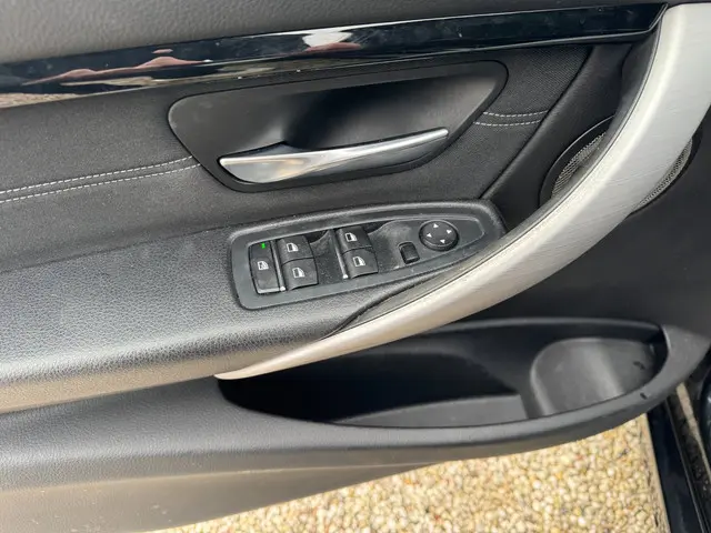 BMW 3 Serie Touring 318i Executive 2017 Benzine 14