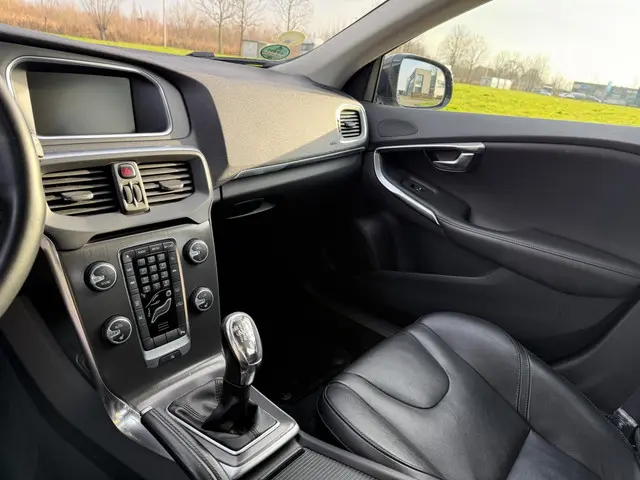 Volvo V40 1.6 D2 Summum 2014 Diesel 14