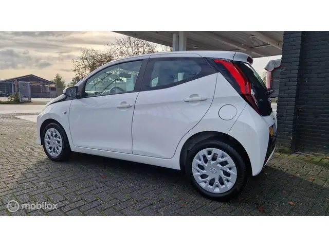 Toyota Aygo 1.0 VVT-i x-joy 2021 Benzine 4