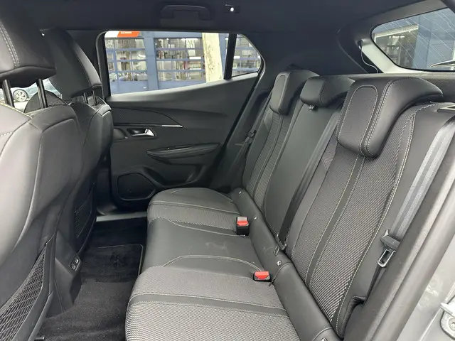 Peugeot 2008 1.2 Hybrid 145 PK GT 2025 Hybride Benzine 32