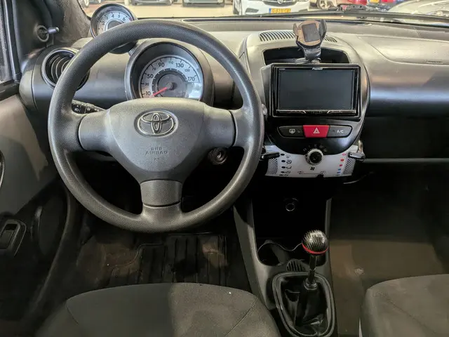 Toyota Aygo 1.0 VVT-i Now 2013 Benzine 9