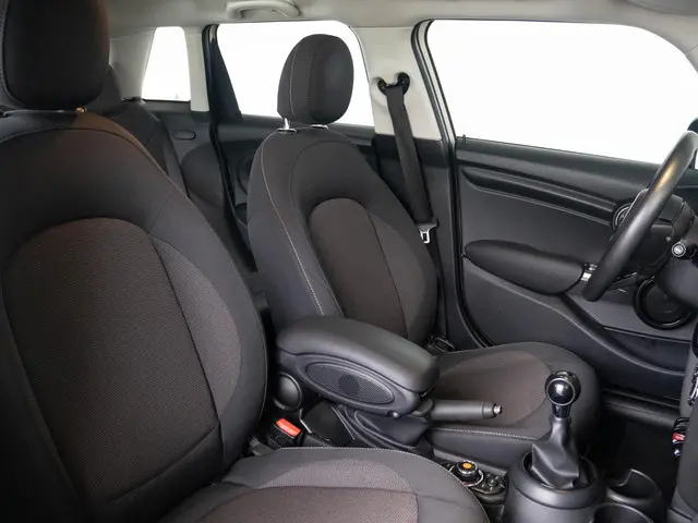 MINI 5-Deurs One 2019 Benzine 8