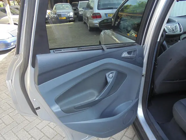 Ford C-MAX 1.0 Titanium APK TREKHAAK 2013 Benzine 33