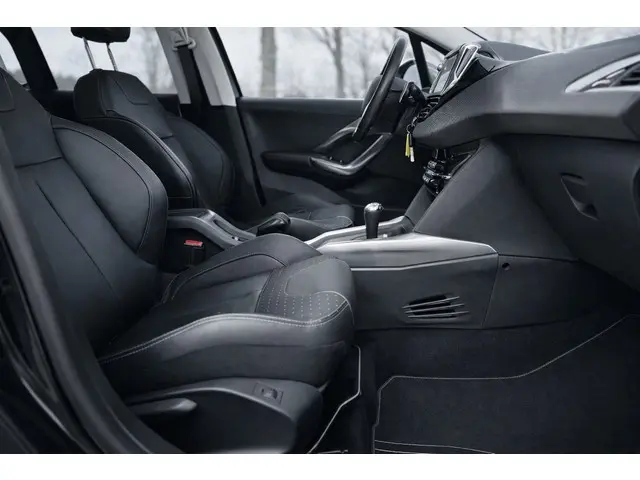 Peugeot 2008 1.2 VTi Blue Lease Executive 2014 Benzine 12