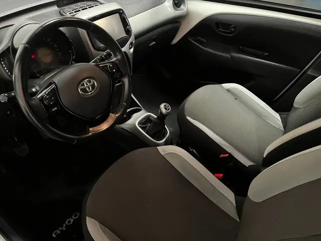 Toyota Aygo 1.0 VVT-i x-play - Schade 2015 Benzine 14