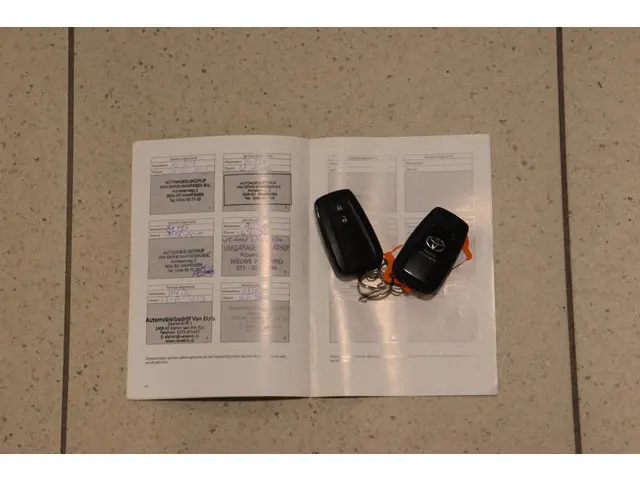 Toyota C-HR 1.8 Hybrid Bi-Tone, 2017 Hybride Benzine 30