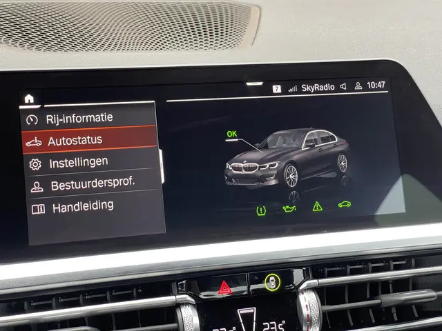 BMW 3 Serie 318i High Executive Edition 2021 Benzine 16