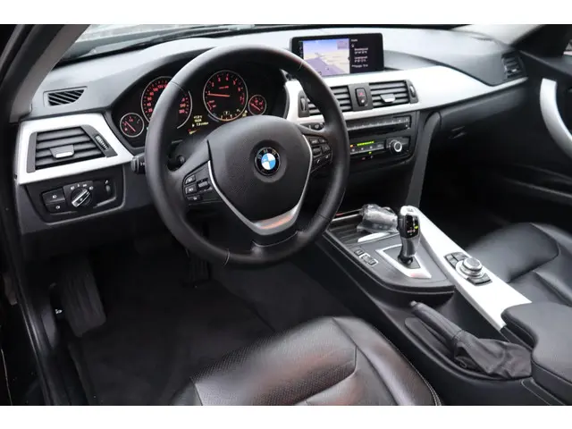 BMW 3 Serie 320i Executive 2013 Benzine 6