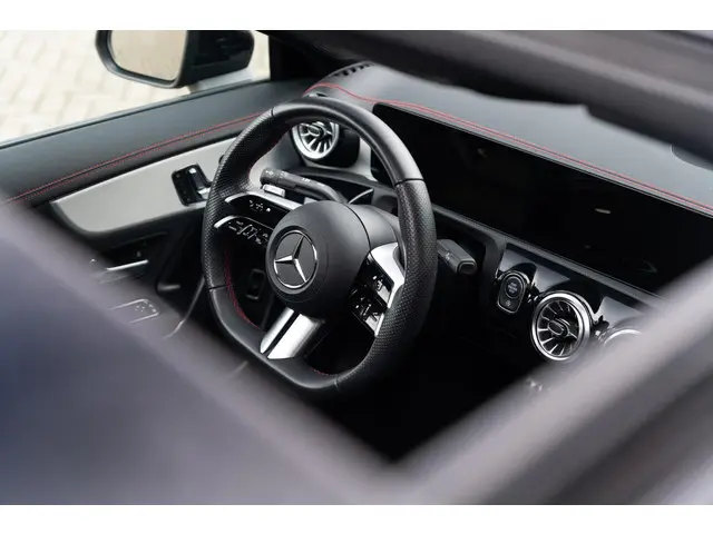 Mercedes-Benz CLA 180 AMG Line 2024 Benzine 38