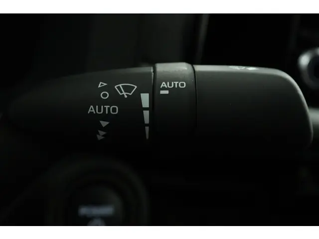 Toyota C-HR 1.8 Hybrid 140 Dynamic 2024 Hybride Benzine 32