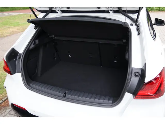 BMW 1 Serie 116i High Executive 2022 Benzine 37
