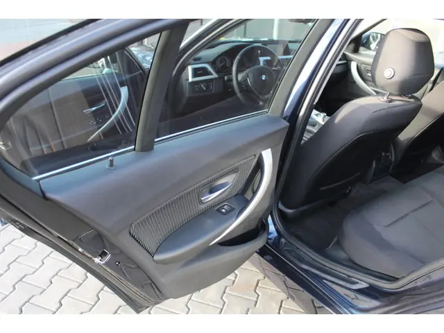 BMW 3 Serie 328i Executive 2014 Benzine 16