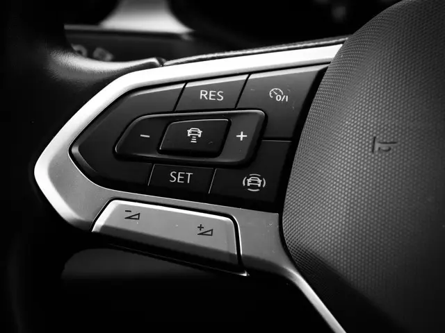 Volkswagen T-Roc 1.0TSI/110PK Life Business 2023 Benzine 12