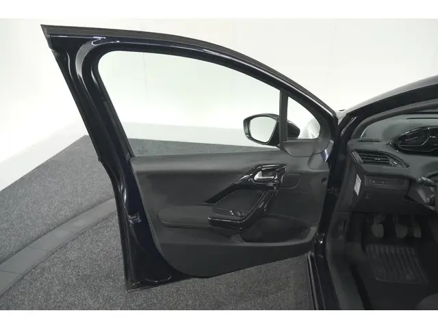 Peugeot 208 PureTech 82 Signature 2019 Benzine 64