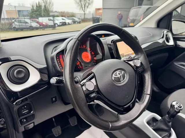 Toyota Aygo 1.0 VVT-i x-now 2016 Benzine 12
