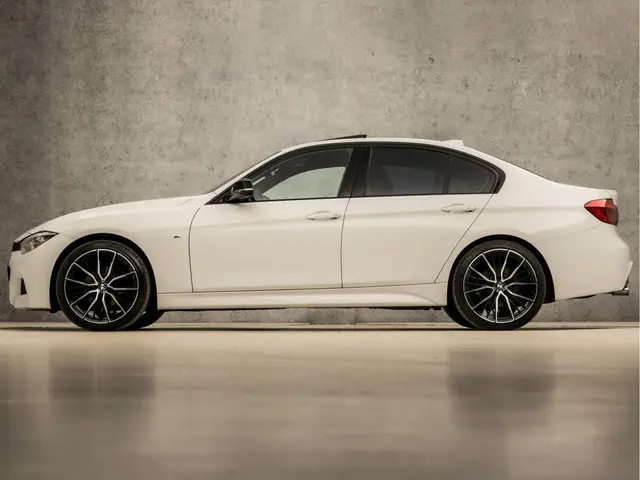 BMW 3 Serie 320i M Sport High Executive 2017 Benzine 2