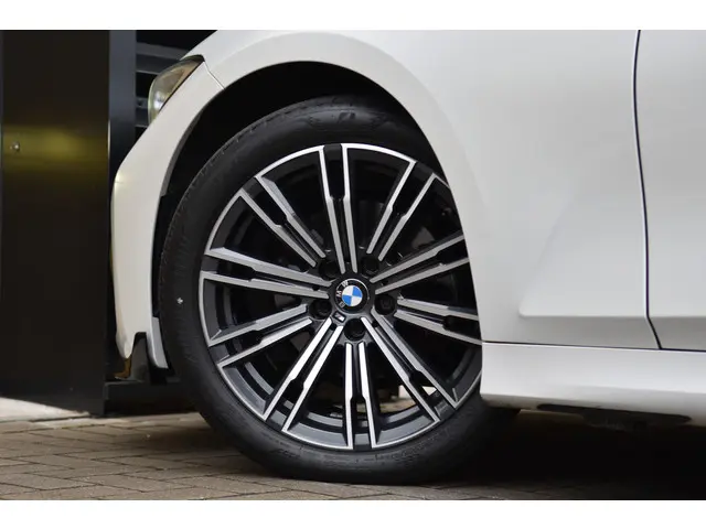 BMW 3 Serie 320i Executive Edition 2019 Benzine 30