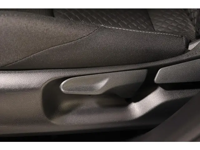 Toyota C-HR 1.8 Hybrid Active, 2022 Hybride Benzine 14