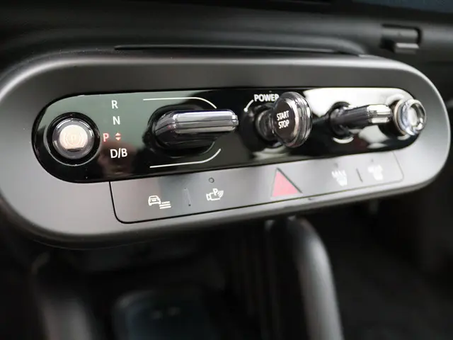 MINI Aceman SE Favoured XL 54.2 kWh 2025 Elektrisch 18