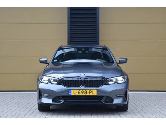 BMW 3 Serie 318i Executive Edition 2021 Benzine 4