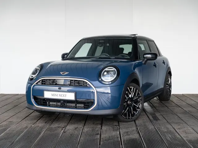 MINI 5-Deurs Cooper C Favoured 2025 Benzine 37