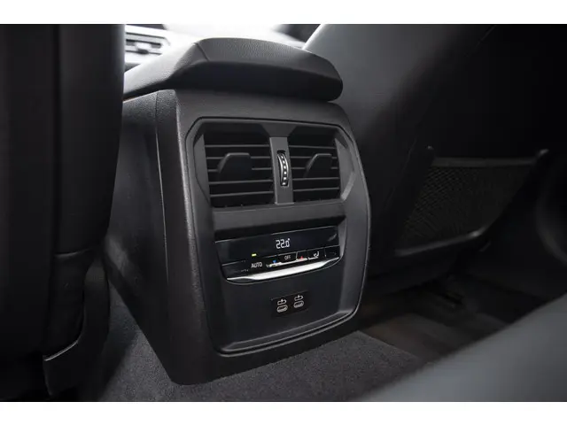 BMW 3 Serie 320i High Executive 2020 Benzine 38