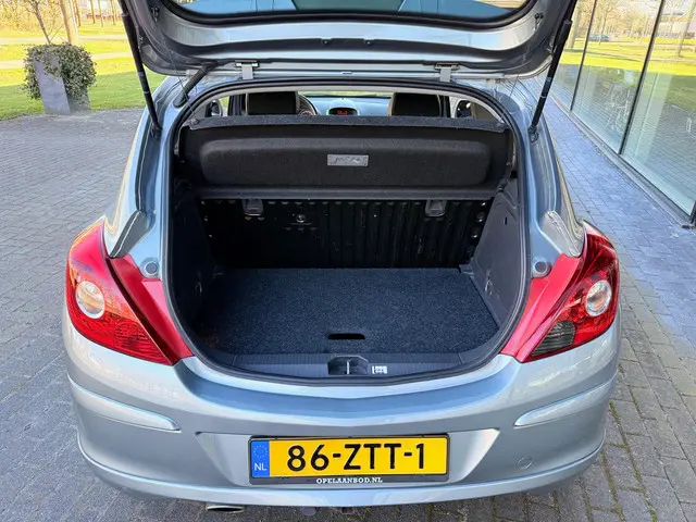Opel Corsa 1.4-16V Anniversary OPC LINE 2013 Benzine 12