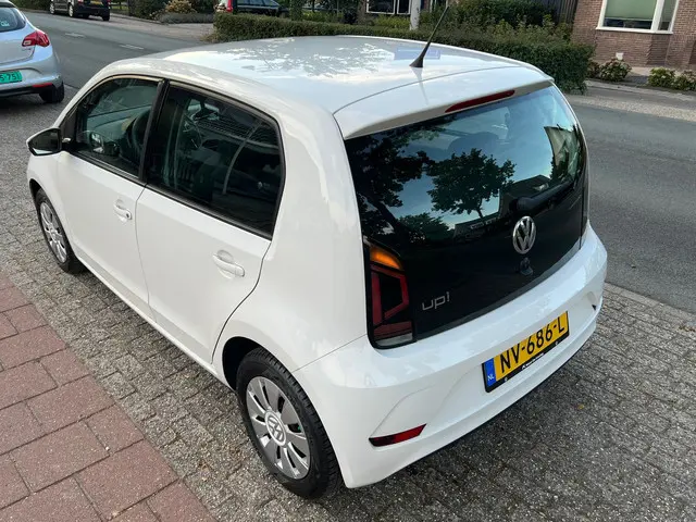 Volkswagen up! 1.0 BMT move up! NL-AUTO-NAP. 2017 Benzine 32