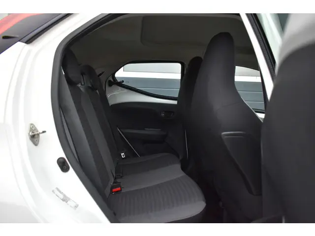 Toyota Aygo 1.0 VVT-i x-play limited 2019 Benzine 14