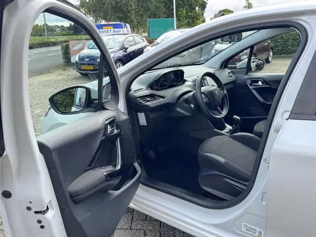 Peugeot 208 1.2 PureTech Blue Lion 2016 Benzine 12