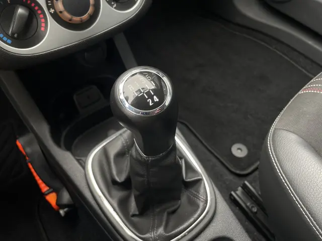 Opel Corsa 1.4-16V Cosmo 2012 Benzine 14