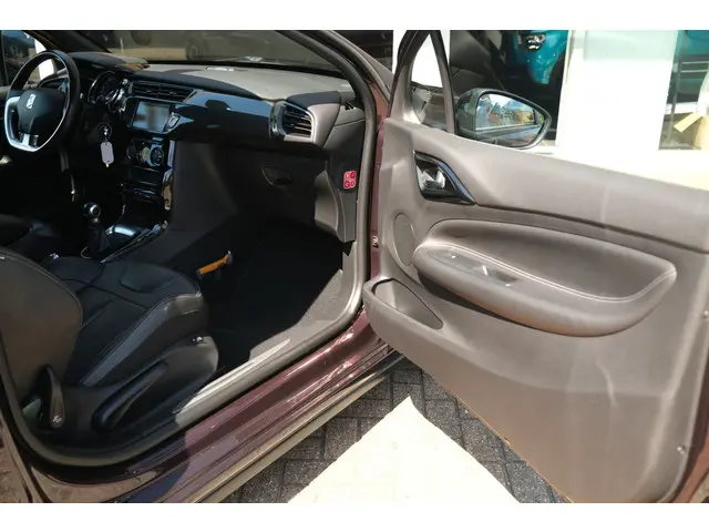 DS DS 3 3 PT 82 So Chic 2016 Benzine 13