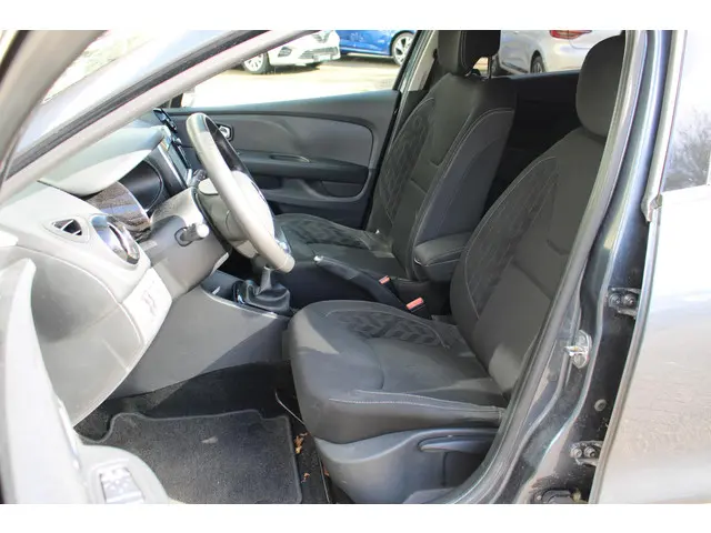 Renault Clio Estate 0.9 TCe Limited 2018 Benzine 29