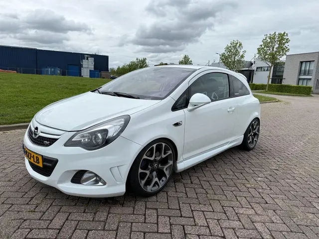 Opel Corsa 1.6-16V Turbo OPC 2012 Benzine 2