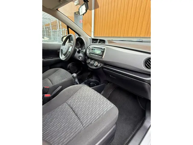 Toyota Yaris 1.0 Vvt-i 5-DRS 2014 Grijs 2014 Benzine 10